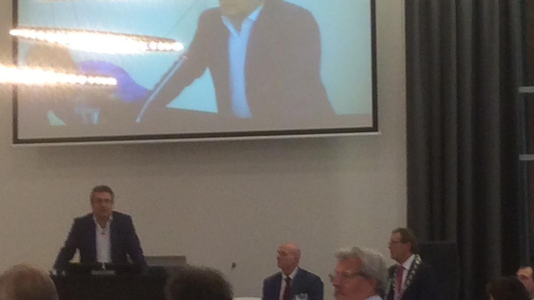 Ronald Camstra licht voorstel duurzame scholen toe.
