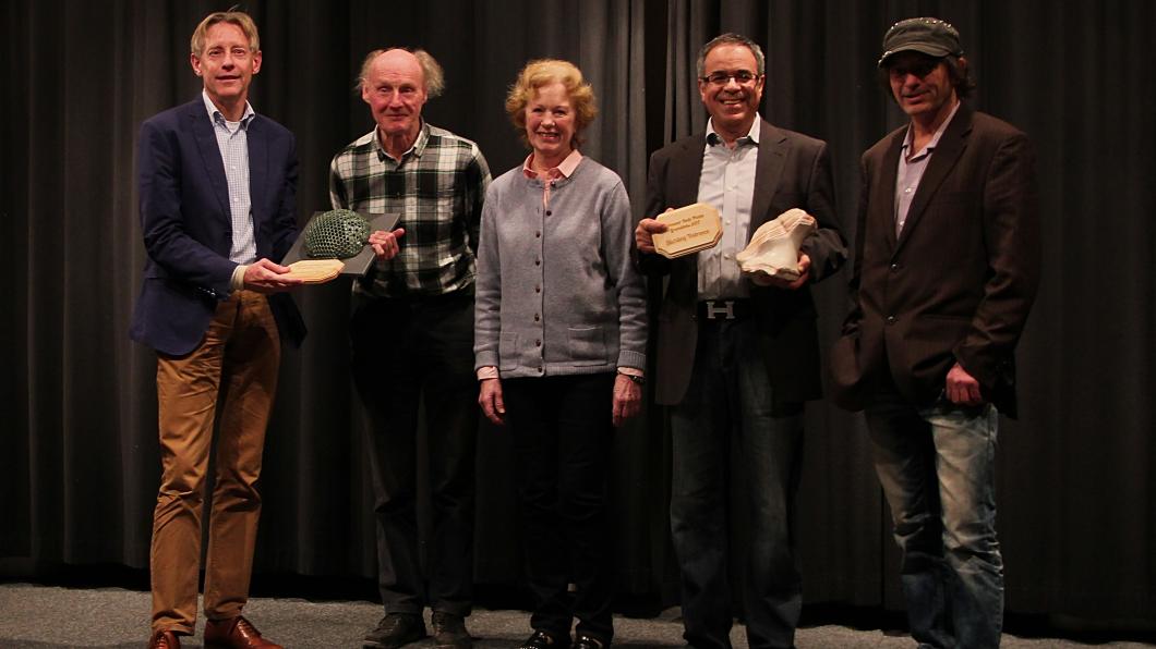 vlnr Marius Keij (Mijn Groene Huis), Erik Notenboom en Marijke Koster (Milieuzorg Zeist), Najib el Zahri (Stichting Tolérance) en Jantje Paasman (Weggeefwinkel), foto: Mariët Spierings Rode en Groene Pluim GroenLinks naar Stichting Tolérance en Mijn Groene Huis