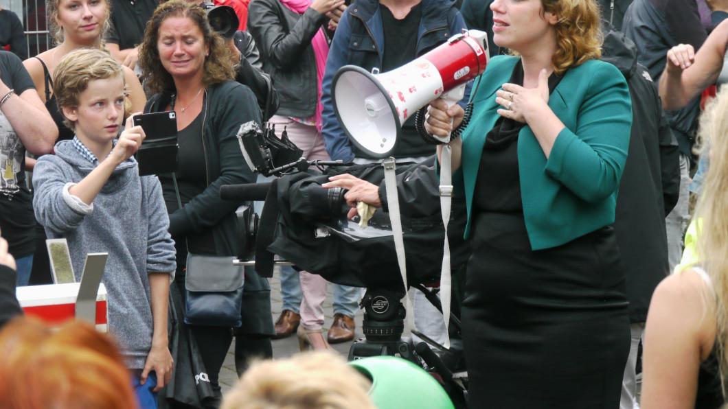 Een zichtbaar geraakte Linda Voortman spreekt de aanwezigen toe