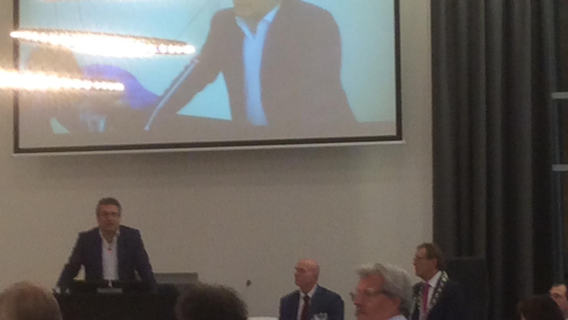 Ronald Camstra licht voorstel duurzame scholen toe.